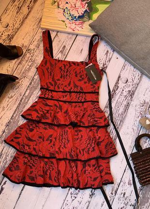 Сукня вечірня prettylittlething ярусну коротке чорне з червоним квадратний виріз ажурне гипоюровое ошатне для нового року на корпоратив6 фото
