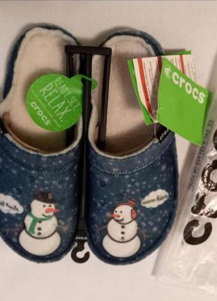 Тапочки новорічні подарунок crocs classic graphic slipper 204565
