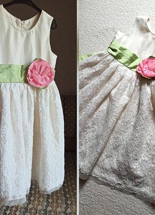 Очень красивое платье на 5-6 лет.