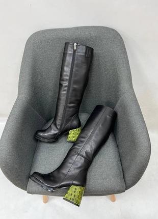 Жіночі чоботи з обтяжным каблуком з натуральної шкіри в чорному кольорі1 фото