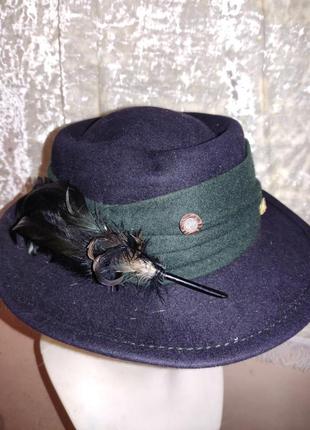 Вінтажна капелюх в мисливському стилі з плбмажем з пір'я і роговими гудзиками mayser modell