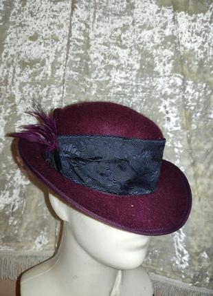 Симпатичная винтажная шляпка с плюмажем из перьев1 фото