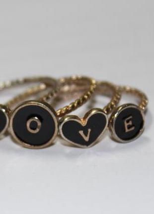4 кольца надписью &quot;love&quot;