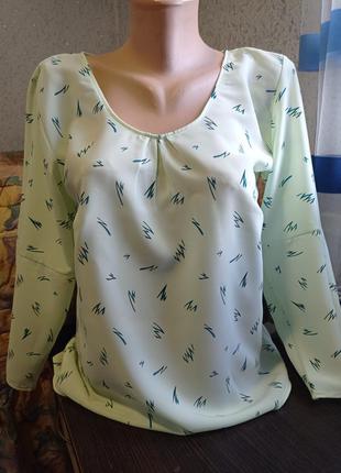 Красивая блуза.