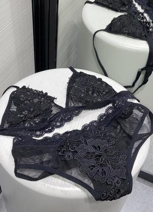 Комплект кружевного белья