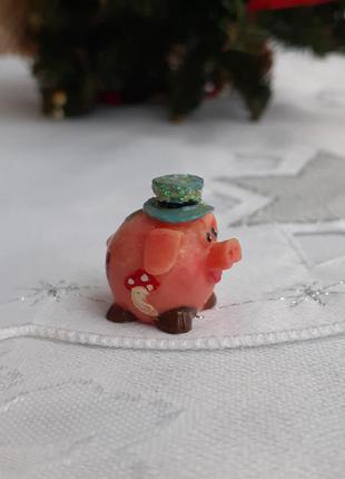 Хрюшка🎄🐽🎠 поросенок🐷🎩мини❄🐖 статуэтка миниатюра оберег ручная работа свин хрюк на елке5 фото