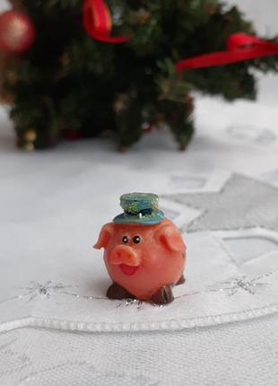 Хрюшка🎄🐽🎠 поросенок🐷🎩мини❄🐖 статуэтка миниатюра оберег ручная работа свин хрюк на елке2 фото