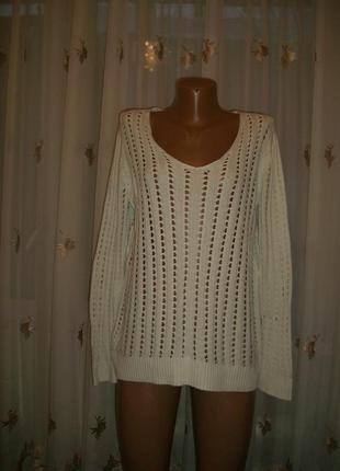 В'язаний светр білого кольору