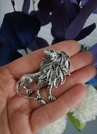 Брошь лев