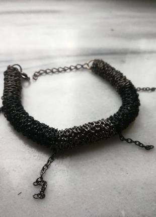 Металлический переплетённый браслет черный и темное серебро с висюльками