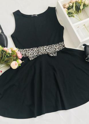Чёрное стильное платье с тигровым поясом1 фото