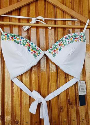 Білий купальний ліф з вишивкою women'secret. розмір на бірці 95b, що відповідає розміру 80b або