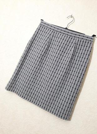 Красивая юбка прямая серая в чёрные полоски сзади разрез со шлицей женская повседневная классика