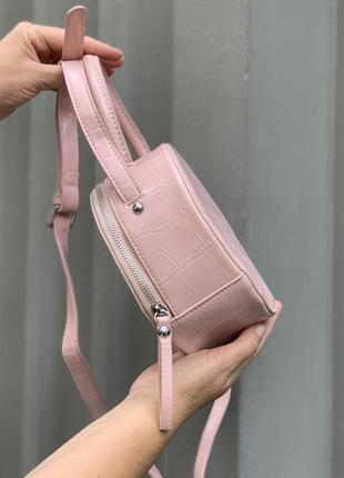 Жіноча класична кругла сумочка крос-боді через плече рептилія рожева4 фото
