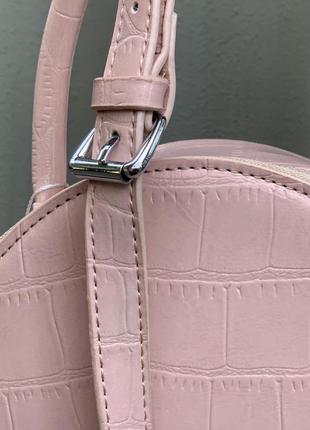 Жіноча класична кругла сумочка крос-боді через плече рептилія рожева3 фото