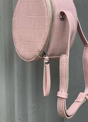 Жіноча класична кругла сумочка крос-боді через плече рептилія рожева5 фото