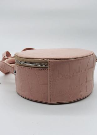 Жіноча класична кругла сумочка крос-боді через плече рептилія рожева7 фото