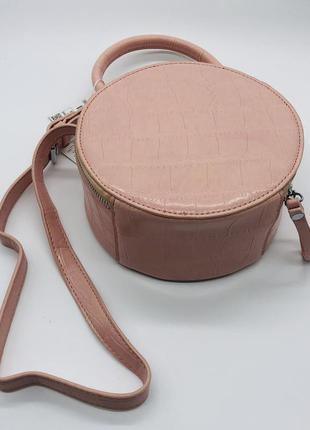 Жіноча класична кругла сумочка крос-боді через плече рептилія рожева6 фото