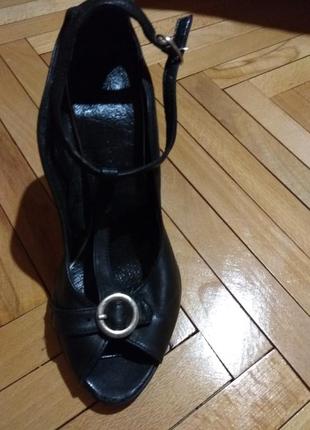 Стильні босоніжки