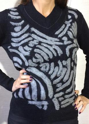 Вовняний чорний светр з сірим геометричним принтом1 фото
