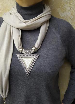 Шарф с украшением подвеской трикотаж 170х40см цвет серо-молочный