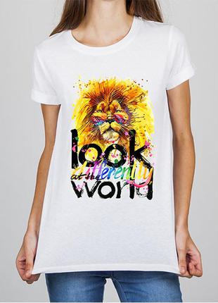 Женская футболка с принтом лев "look at the world differently" push it