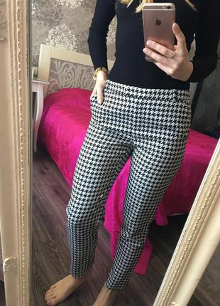 Стильные брюки в гусиную лапку