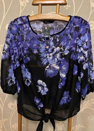 Очень красивая и стильная брендовая блузка в цветах.1 фото