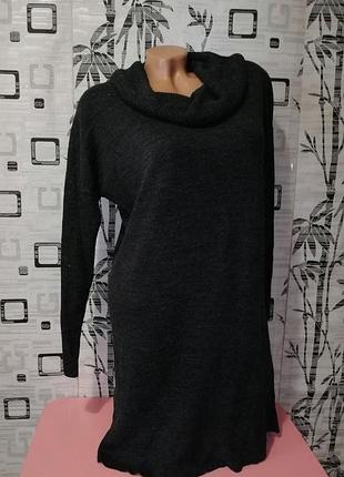 Тепле м'яке сукню з хомутом під горло.