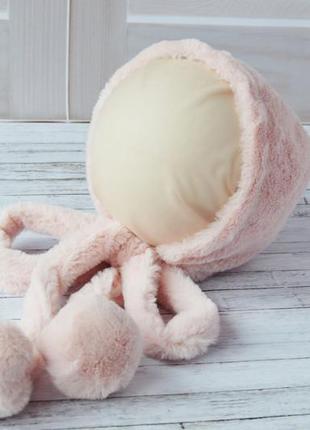 Теплий нарядний пудровий хутряний чепчик для дівчинки на 1 рік