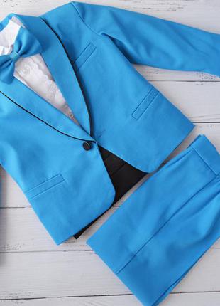 Нарядний костюм для хлопчика, смокінг блакитний (піджак штани пояс метелик)9 фото
