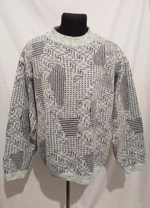 Свитер с разноцветными  вкраплениями.