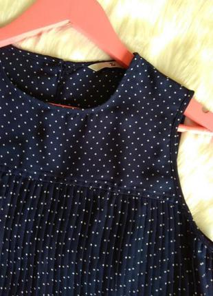Блуза плісирована синя в горошок до короткого рукава.3 фото