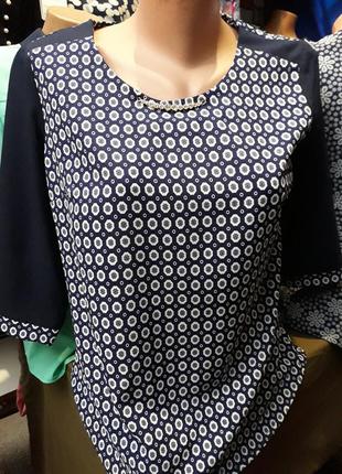 Стильна жіноча блузка вільного крою