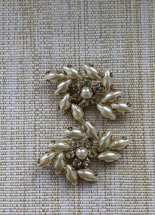 2 однакові брошки з перлами
