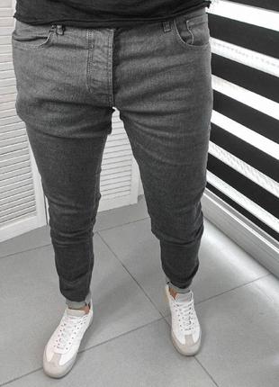 Тёмно-серые джинсы мужские однотонные зауженные к низу