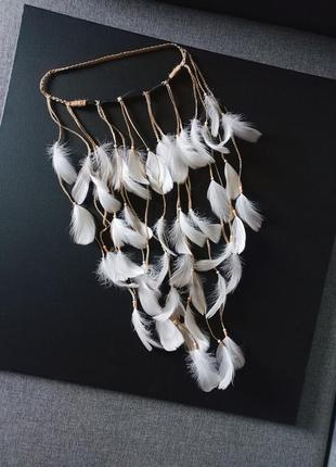 Белая повязка с перьями на голову в стиле бохо