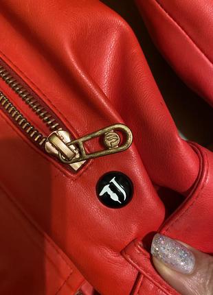 Красная куртка косуха искусственная кожа кожанка trussardi6 фото