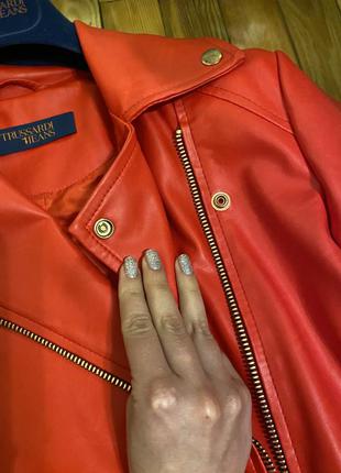 Красная куртка косуха искусственная кожа кожанка trussardi9 фото