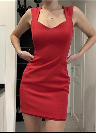 Червоне плаття фірмове