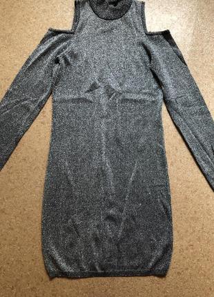 Платье с открытыми плечами