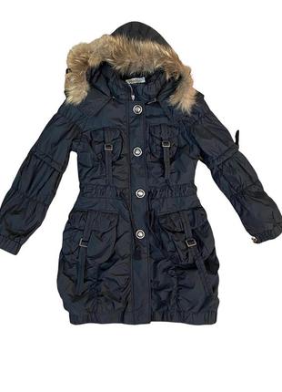 Жіноче чорне демісезонне пальто з капюшоном з натуральним хутром і накладними кишенями