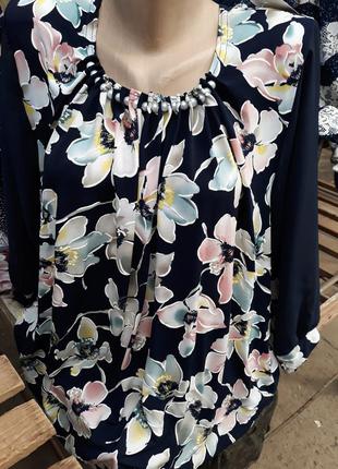 Нарядная женская блузка с цветочным принтом с бусами на воротнике