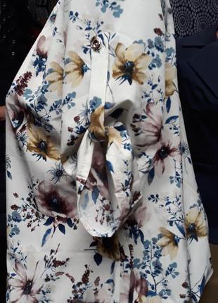 Жіноча блузка з квітами2 фото