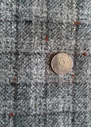 Ткань серая в клетку.