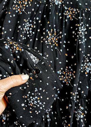 Шикарное платье чёрное воланами в цветочек чёрное4 фото