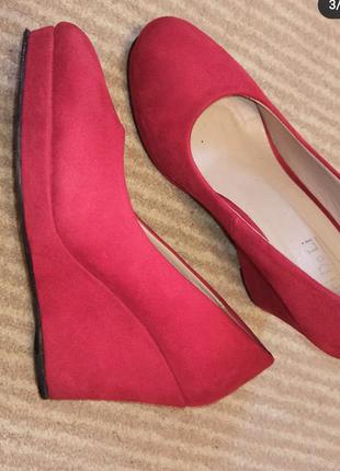 Червоні туфлі на платформі