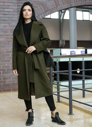 Модное и стильное демисезонное пальто-халат паркетка цвета хаки2 фото