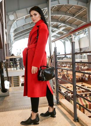 Модное и стильное демисезонное пальто-халат паркетка красного цвета5 фото