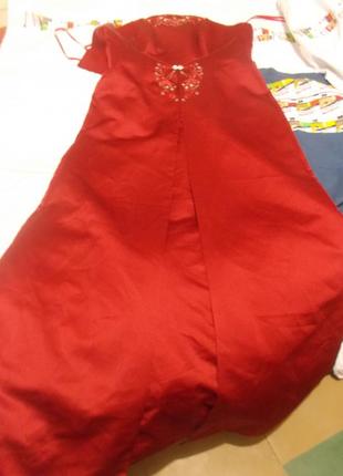 Розкішна червона вечірня сукня